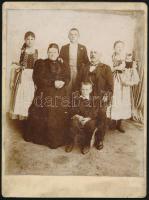 1896 Az erdélyi Maros-Ludason készített fénykép Gogomán Jánosról és családjáról, hátoldalon részletes leírással, Gogomán János Aranyosgyéres melletti tanyán gyártotta a híres Gogomán-féle csemege sajtot, amely Erdély határain túl is kedvelt csemege volt, keményhátú fotó, 24×18 cm
