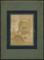 cca 1905 Úri szoba belseje sok porcelán dísztárggyal, kartonra ragasztva, 11×8 cm