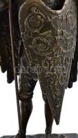 Arkangyal pajzzsal és lándzsával. Bronz szobor, márvány talapzaton. Jelzés nélkül. 38 cm