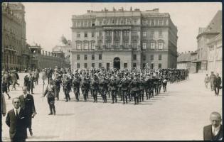 cca 1925 Katonazenekar a Várban, a Szent György téren a Honvédelmi Minisztérium épülete előtt, Schäffer pecséttel jelzett fotója, szép állapotban, 8,5×13,5 cm