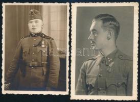 1940 Két, Felvidéki Emlékéremmel kitüntetett katona fotója 6x9 cm