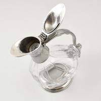 "SKS zinn" karaffa, ón és üveg elemekből, jó állapotban, jelzett, m: 25 cm