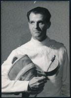 Kárpáti Rudolf olimpiai és világbajnok kardvívó eredeti sajtófotója. 18x14 cm