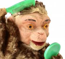 Két felhúzhatós játék figura.Medve és fésülködő majom  Kulcsos szerkezet, működik, egy felhúzó kulcc...