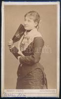 cca 1880 Lány legyezővel, keményhátú fotó Berky Dezső szatmári műterméből, 10,5×6,5 cm