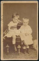 cca 1875 Két gyermek műteremben, keményhátú fotó a Egey István szatmári műterméből, 10×6 cm