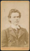 cca 1872 Fiatal férfi portréja, keményhátú fotó Theodor Glatz nagyszebeni műterméből, 10,5×6 cm