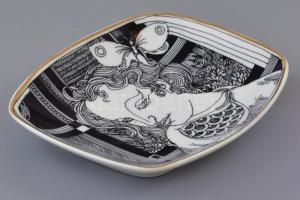 Hollóházi Szász Endre által tevézett porcelán tálka .Matricás, jelzett,. minimális kopással 14x12 cm