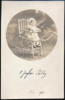1911 Polly, kislány kiskocsiban, fotólap Fischer Emil nagyszebeni műterméből, 13,5×9 cm