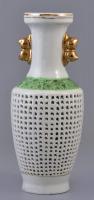 Áttört kínai váza. Jelzett, kézzel festett, apró lepattanással. 21 cm