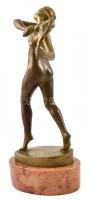 Poór Lilly (Nagyvárad, 1907 - ?) - Akt szalaggal. Bronz, márvány talapzaton. Jelzett. m: 41 cm