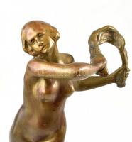 Poór Lilly (Nagyvárad, 1907 - ?) - Akt szalaggal. Bronz, márvány talapzaton. Jelzett. m: 41 cm