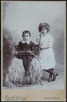 1903 Gyerekek karikával, keményhátú fotó Csonka Géza marosvásárhelyi műterméből, 16,5×10,5 cm