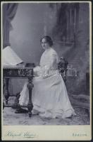 1903 Arad, lány zongoránál, keményhátú fotó Klapok Lajos műterméből, felületén kopásnyomokkal, 16,5×10,5 cm