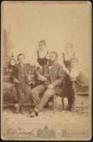 cca 1895 Férfi gyermekeivel, keményhátú fotó Kató József kolozsvári műterméből, 16,5×10,5 cm