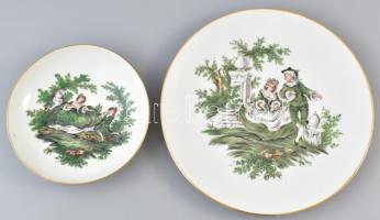 Meisseni porcelán szerelmi jelenetet ábrázoló dísztányér pár. Kézzel festett, jelzett, apró kopásokkal. d: 27 cm, 17,5 cm