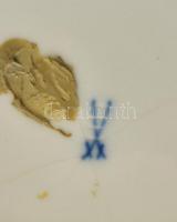 Meisseni porcelán szerelmi jelenetet ábrázoló dísztányér pár. Kézzel festett, jelzett, apró kopásokk...