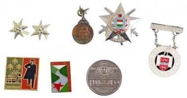 Vegyes 8db-os jelvény és emlékérem tétel, közte thai kulcstartó, ~1970-1980. "Élen a tanulásban...