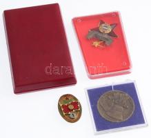 Vegyes: ~1980. "Kiváló Munkáért" műgyantás kitüntetés mellszalagon, eredeti tokban + &quot...