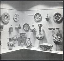 Hárs Éva: Zsolnay kerámia. Vezető az állandó kiállításhoz. Janus Pannonius Múzeum Művészeti kiadvány...