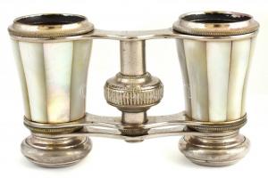 cca 1880-1900 Gyöngyház berakásos magyar operai-színházi távcső, apró kopásokkal, egyébként hibátlan...