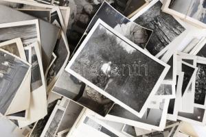 Nagy doboznyi vegyes papírrégiség, benne sok képeslap, kb. 200-300 db, fotó, kiállítási katalógusok,...