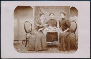 1907 Nagyberezna, teázó hölgyek, feliratozott fotólap, 9×14 cm