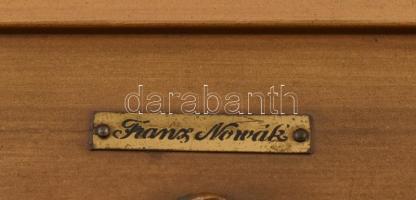 Franz Nowak (1885-1973): Csendélet. Olaj, falemez. Jelzett, hátoldalán a művész bélyegzőjével. Üvege...