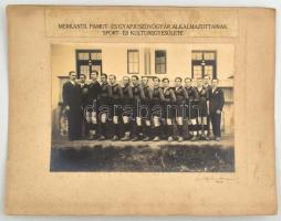 1928 Merkantil futballcsapatának tablóképe, Merkantil Pamut- és Gyapjúszövőgyár Alkalmazottainak Sport- és Kultúregyesülete, kartonra ragasztott fotó, 22,5x15,5 cm