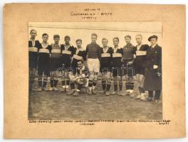1927 BMTE futballcsapatának tablóképe a Continens AC elleni mérkőzésről, kartonra ragasztott fotó, a kartonon feliratozott a csapattagok neveivel, 23,5x17 cm
