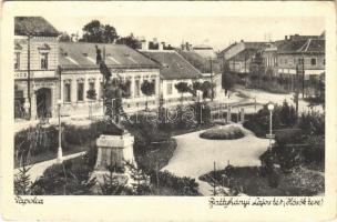 Tapolca, Batthyány Lajos tér (Hősök tere), Hősök szobra, emlékmű, üzletek. Löwy B. kiadása (Rb)