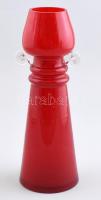 Piros üveg váza, anyagában színezett, tetején apró csorbákkal, m: 28,5 cm
