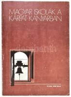 Hochbauer Gyula, Veres Melinda, Farkas Attila: Magyar iskolák a Kárpát-kanyarban. H.n., 1992, Hétfalusi Művelődési Társaság. Fekete-fehér képekkel illusztrált. Kiadói papírkötés, kissé kopott borítóval és gerinccel, német nyelvű összefoglalóban tollas jelölésekkel.