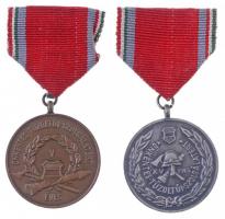 1958. Belügyminisztérium Tűzoltóság Országos Parancsnokság / 5 és 15 éves önkéntes tűzoltói szolgálatért Br és ezüstözött Br kitüntetés mellszalagon (2xklf) T:2,2-