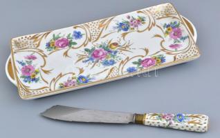 Limoges porcelán süteményes tál és porcelán nyelű kés. Részben kézzel festett, jelzett, kevés kopással. 34x15 cm