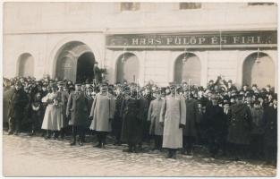 1922 Január 1. Sopron, A soproni népszavazási területnek Magyarország részére történő átadása napján, Antant tábornokok a Várkerületen, Haas Fülöp és Fiai üzlete előtt: Ferrario olasz, Guilleaume magyar, Hamelin francia és Gorton angol. Schäffer Armin photo + szöveges lap (fl)