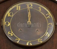 Óragyár kandallóóra. Felesütős, ingajáratos szerkezettel. Szép állapotú jelzett fa tokban. Működő ál...