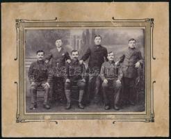 cca 1914-18 I. világháború katonák műtermi csoportportréja családtagjaik körében, vintage fotó szecessziós kartonon, fotó kopott, karton tetején szakadással, 12x17,5 cm