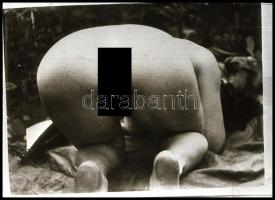 cca 1940 Befogadón várakozva, erotikus felvételek, Fekete György (1904-1990) budapesti fényképész ha...