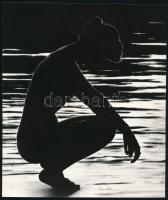 cca 1981 Tatár Tibor fotóművész feliratozott vintage fotóművészeti alkotása (Vízpart), 20x17,2 cm