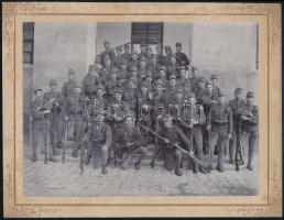 cca 1913 Katonák fegyverekkel, csoportkép, vintage fotó, 16,5x22,3 cm, karton 20,3x26,5 cm