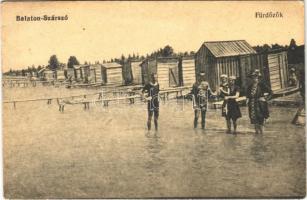 Balatonszárszó, fürdőzők a kabinok előtt (Rb)