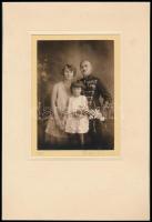 1929 Katonatiszt családjával és három kitüntetéssel, Gasché Gusztáv budapesti fényképész műtermében készült vintage fotó, 15x10,5 cm, karton 29,5x20 cm