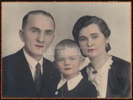 cca 1940 Színezett családi műtermi felvétel, vintage fotó, kasírozva, 17,5x23,8 cm