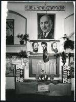 cca 1949 Rákosi Mátyás propaganda fal és egy eseményen való megjelenése, 2 db fotó (a kisebb vintage kópia, a sajtófotó későbbi nagyítás), 24x18 cm és 3,2x4,7 cm
