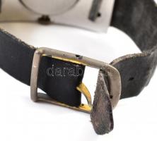 Jaeger kézi felhúzós karóra (jelzett) a Pierre Cardin számára. 5x3 cm. Fém tokkal, működő állapotban...