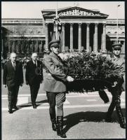 1976 Kádár János és Biszku Béla koszorúzási ünnepségen a Hősök terén, vintage sajtófotó, 19,5x17,5 cm