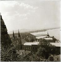 cca 1960-as évekből 13 db vintage NEGATÍV Kotnyek Antal (1921-1990) budapesti fotóriporter hagyatékából, sokféle téma, különféle helyszíneken, vegyes anyag, de minőségi felvételek, 6x6 cm és 9x12 cm