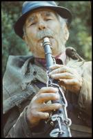 cca 1978 Szabadtéri koncert tárogatóval, egy kecskeméti lakótelepen, Vincze János (1922-1999) kecske...