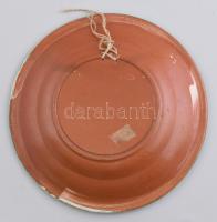 Virágmintás kerámia dísztál, kézzel festett, Szűcs Tiszafüred jelzéssel, mázrepedésekkel, kis lepatt...